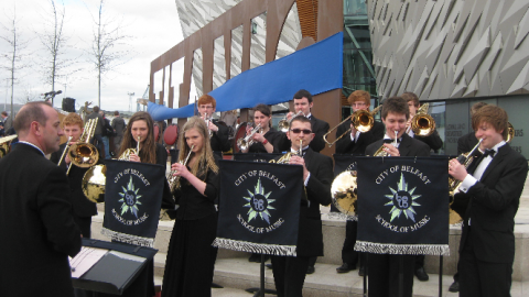 Koorleden van The City of Belfast Youth Orchestra zingen in de Leuvense straten