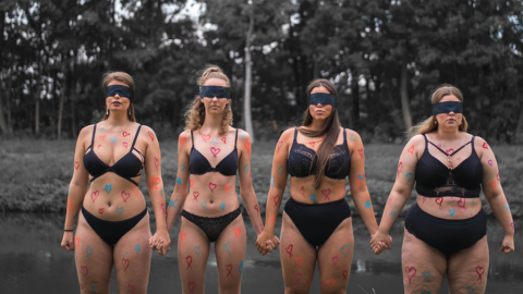 Jonge activisten gaan uit de kleren voor body positivity