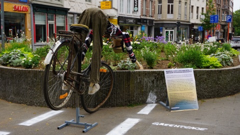 Greenpeace Leuven plaatst kunstinstallatie voor veilige fietsverbinding Brusselsestraat