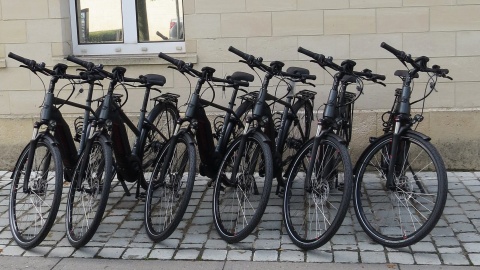 Nieuwe elektrische fietsen en hybride wagens voor politie Leuven