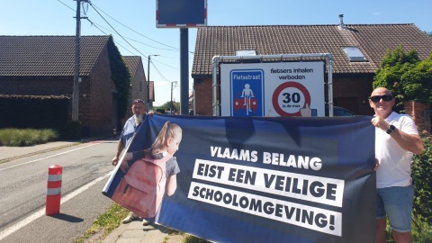 Vlaams Belang voert in de Kapelstraat in Rotselaar actie tegen snelle chauffeurs