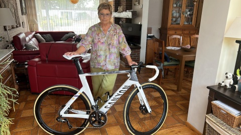 Frieda Feyaerts bij haar gewonnen fiets