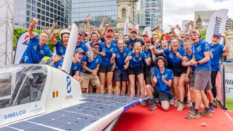 Het Innoptus Solar Team won het WK voor zonnewagens