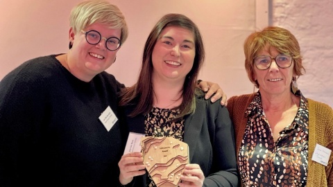Lore Met den Ancxt, Joke Van Moer en Sonia Heremans van het team buitenschoolse kinderopvang nemen de Servantes Award in ontvangst